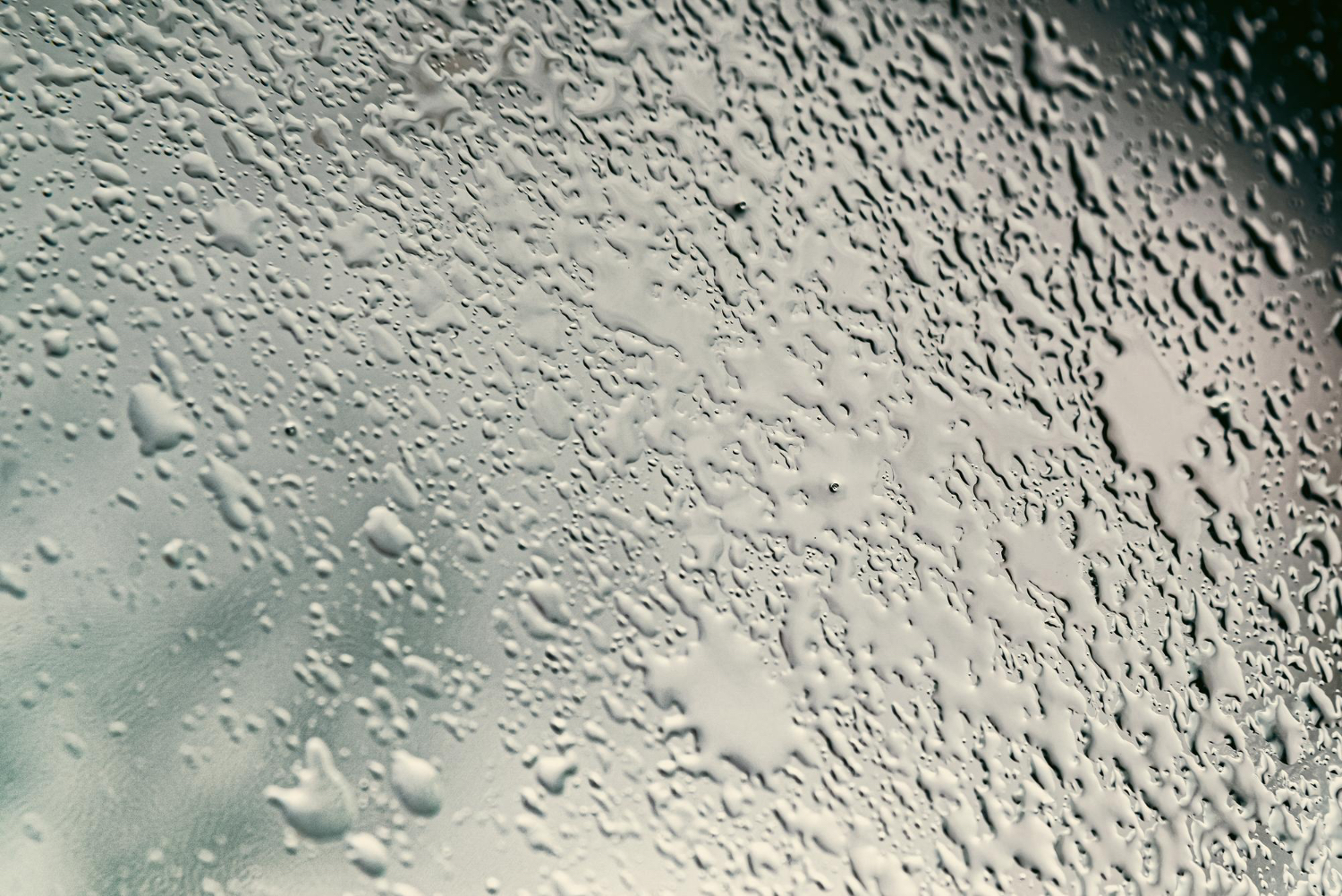 Condensation dans les maisons anciennes du Cotentin : causes, signes et solutions simples